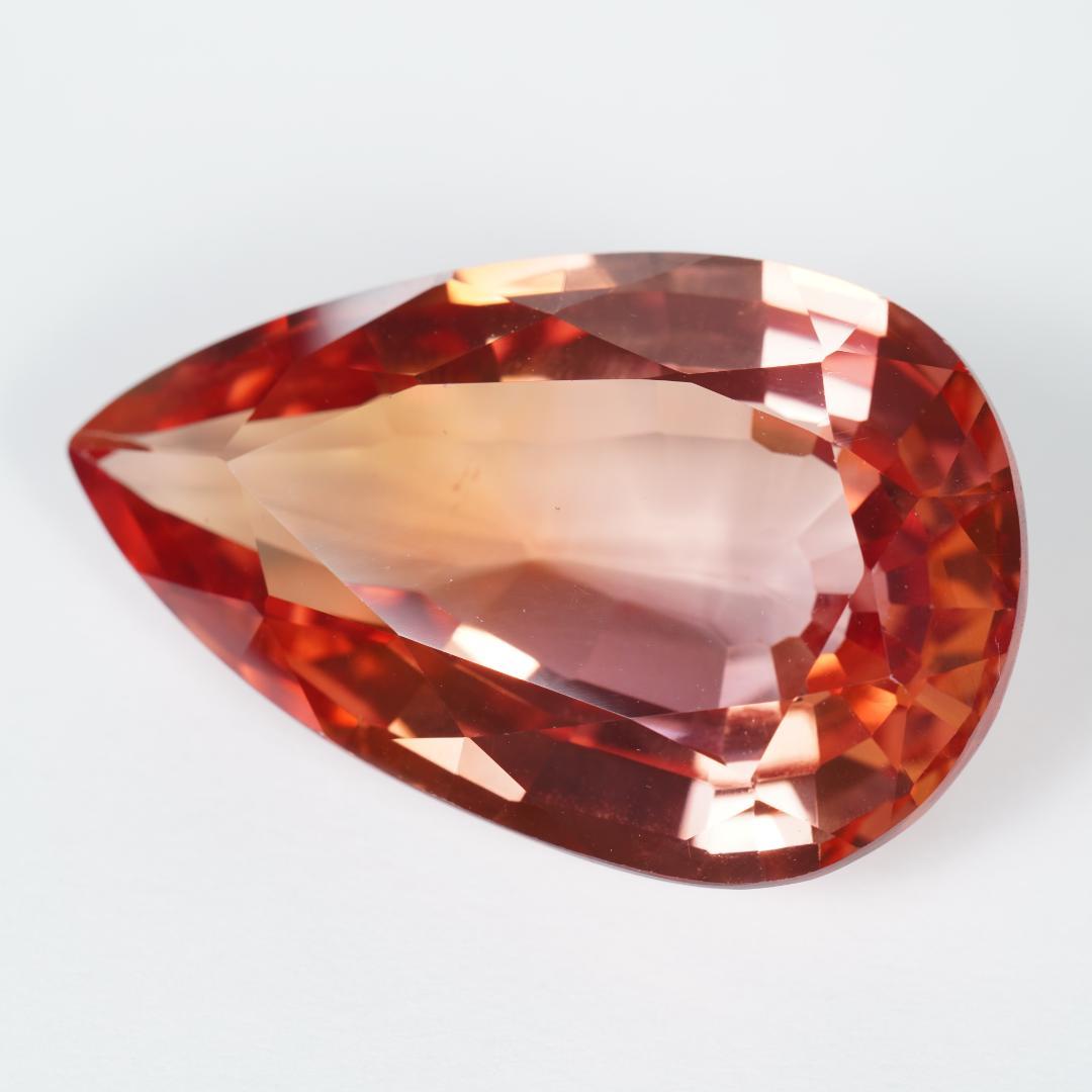 56.28ct　バイカラー合成サファイア