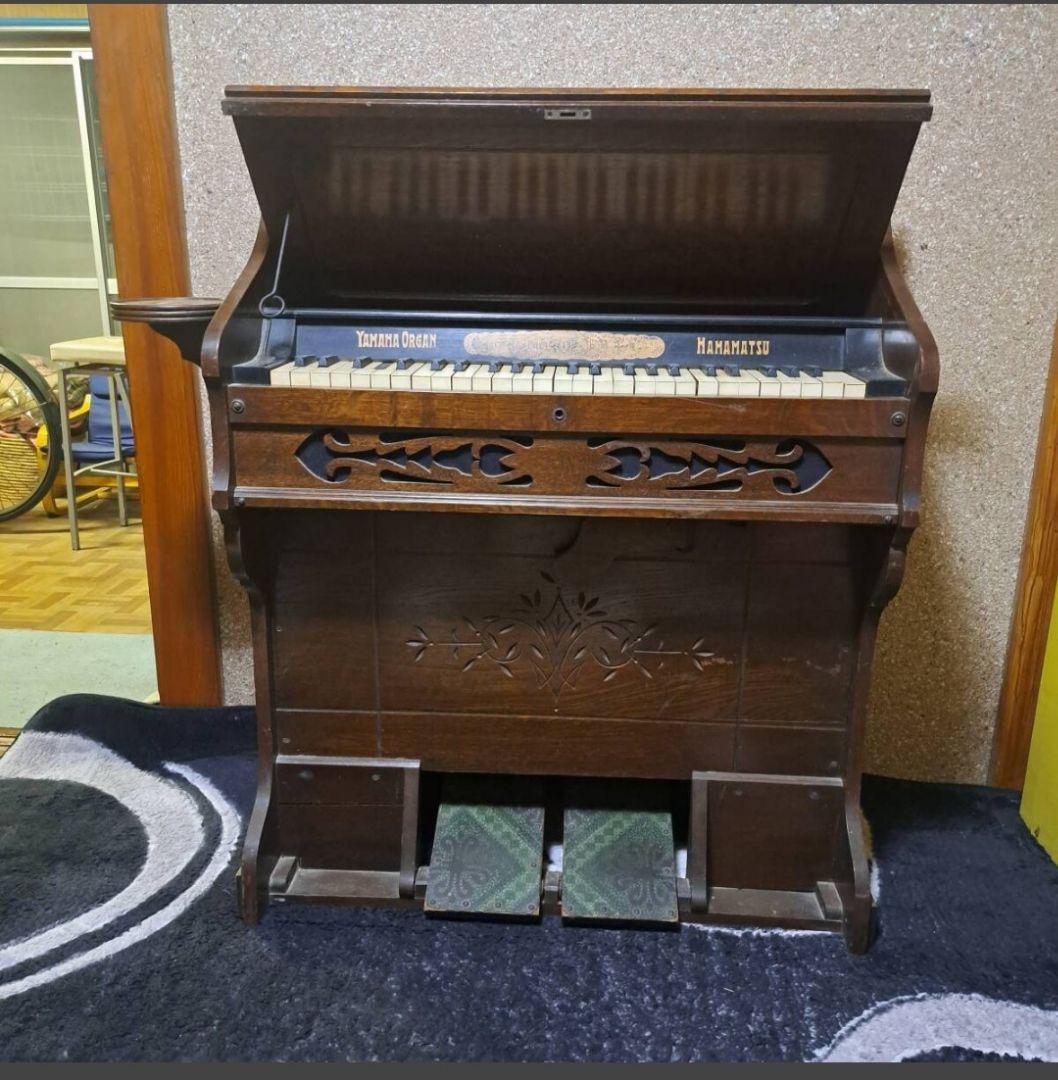 装飾的な木製オルガン 2ペダル付き
