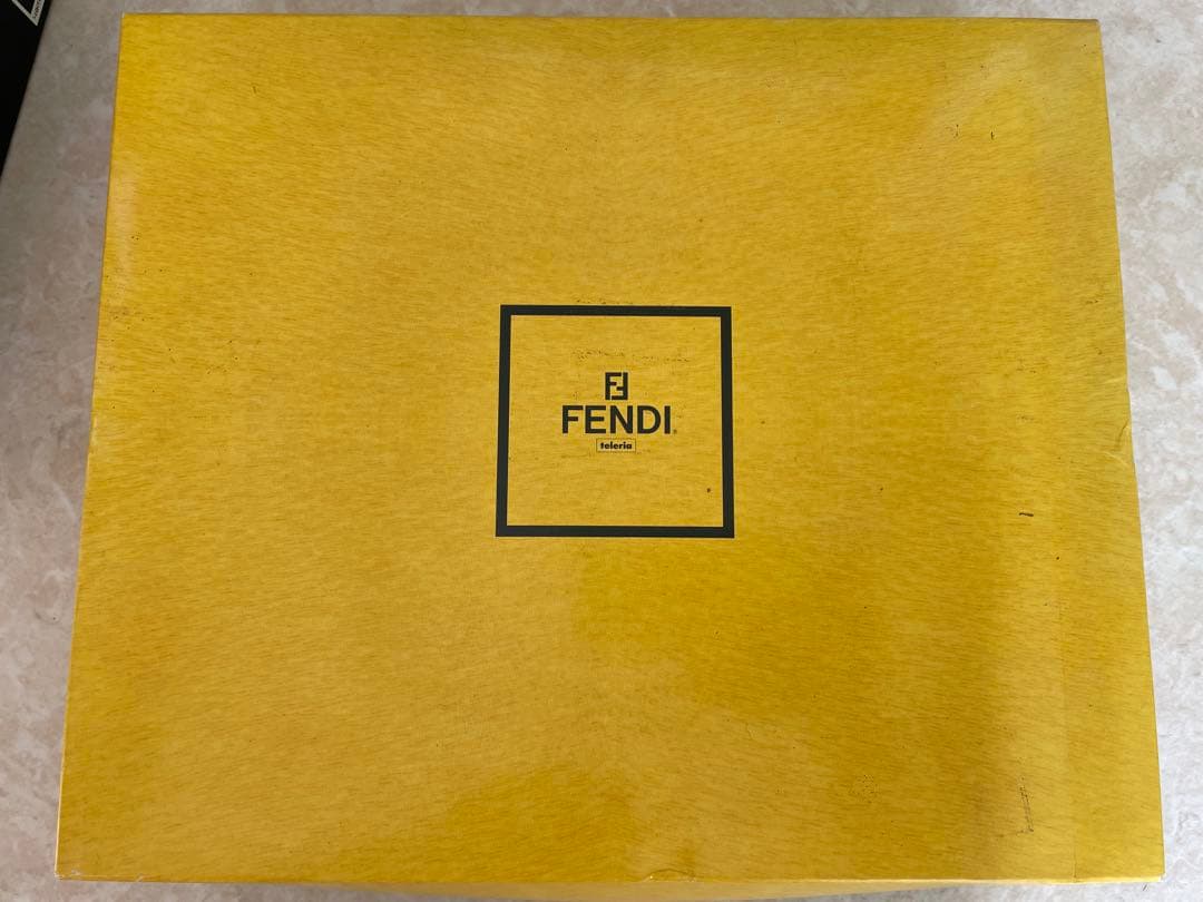 FENDI タオル Fモチーフ