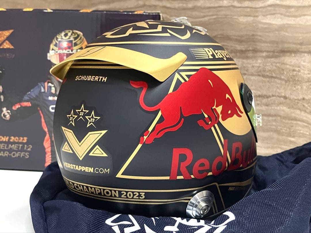 1/2 ヘルメット 2023 M.フェルスタッペン Wチャンピオン3連覇仕様