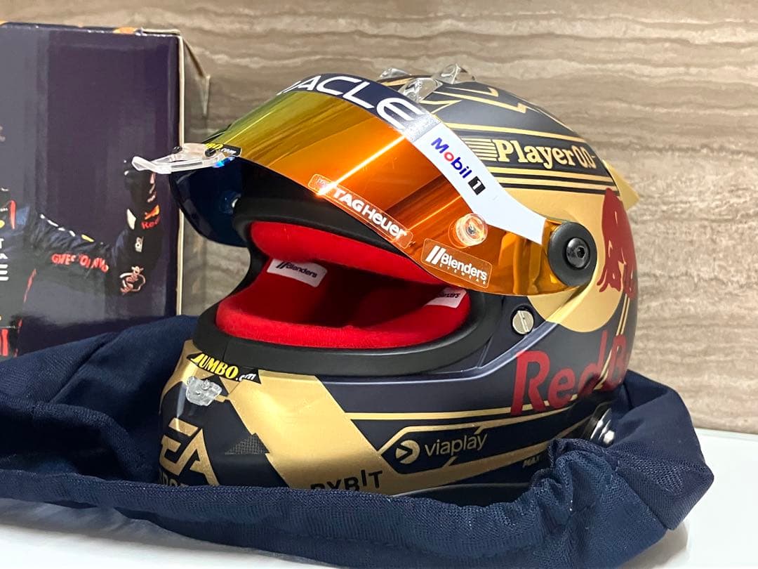 1/2 ヘルメット 2023 M.フェルスタッペン Wチャンピオン3連覇仕様