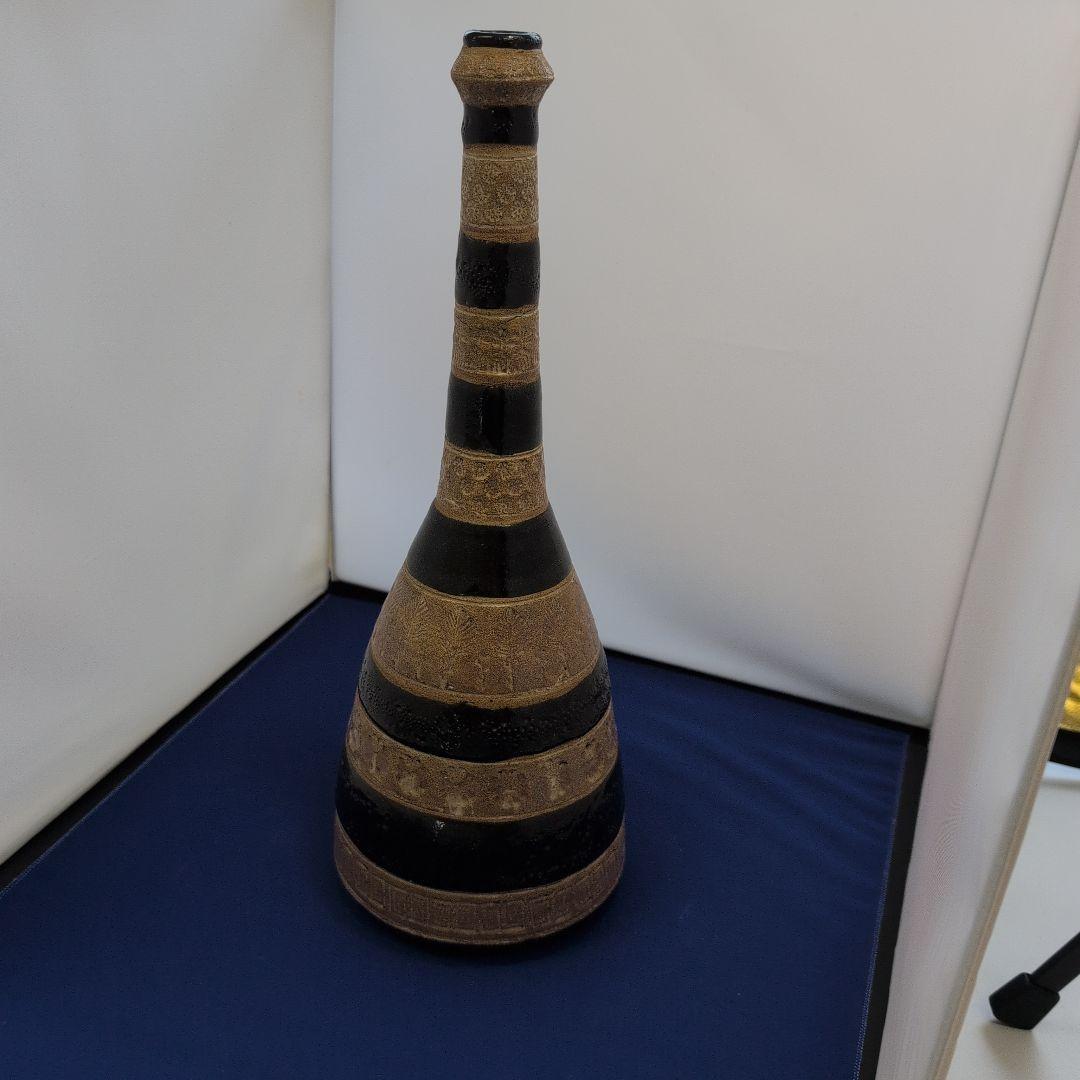 装飾的な黒と金の陶器ボトル