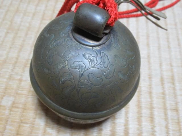 美品 '60年代◆真鍮製 松模様 彫金 大きな鈴 高さ約12、中央直径約10ｃｍ