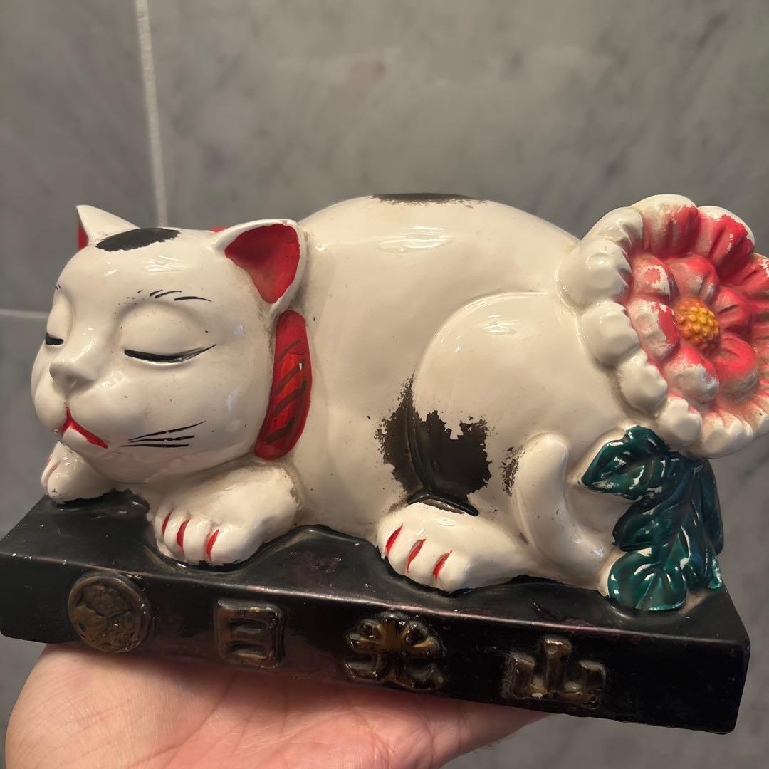 1950年代ヴィンテージ手描きの瞳やまつ毛が美しく存在感がある眠り猫