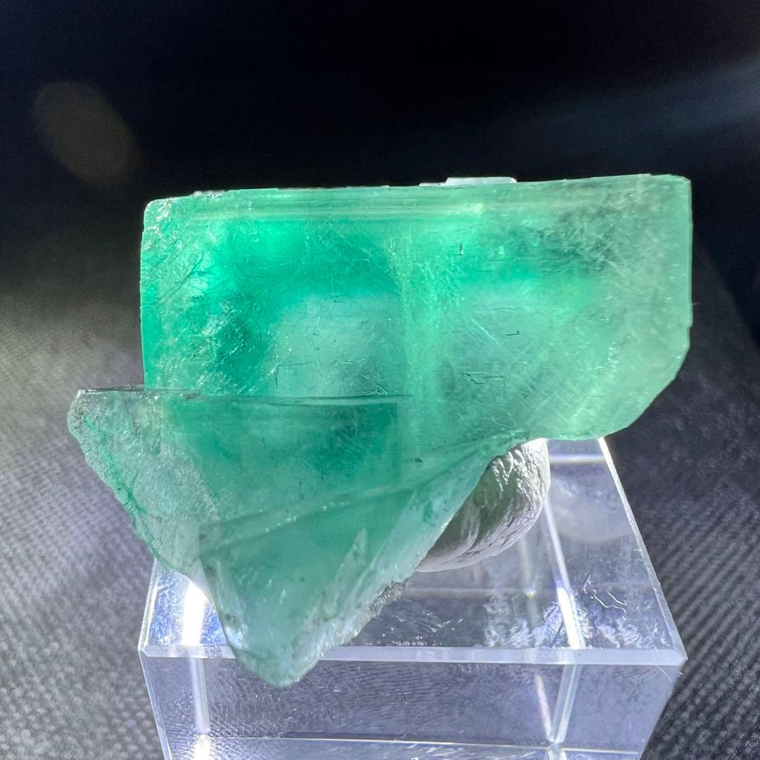 ヤオガンシャン産　「碧色」「ピクルスグリーン」フローライト　ゾーニング