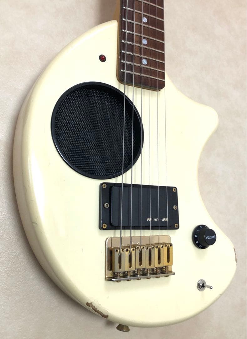 ZO-3C ホワイト アンプ内蔵ミニギター ヘッドフォン端子付き！！