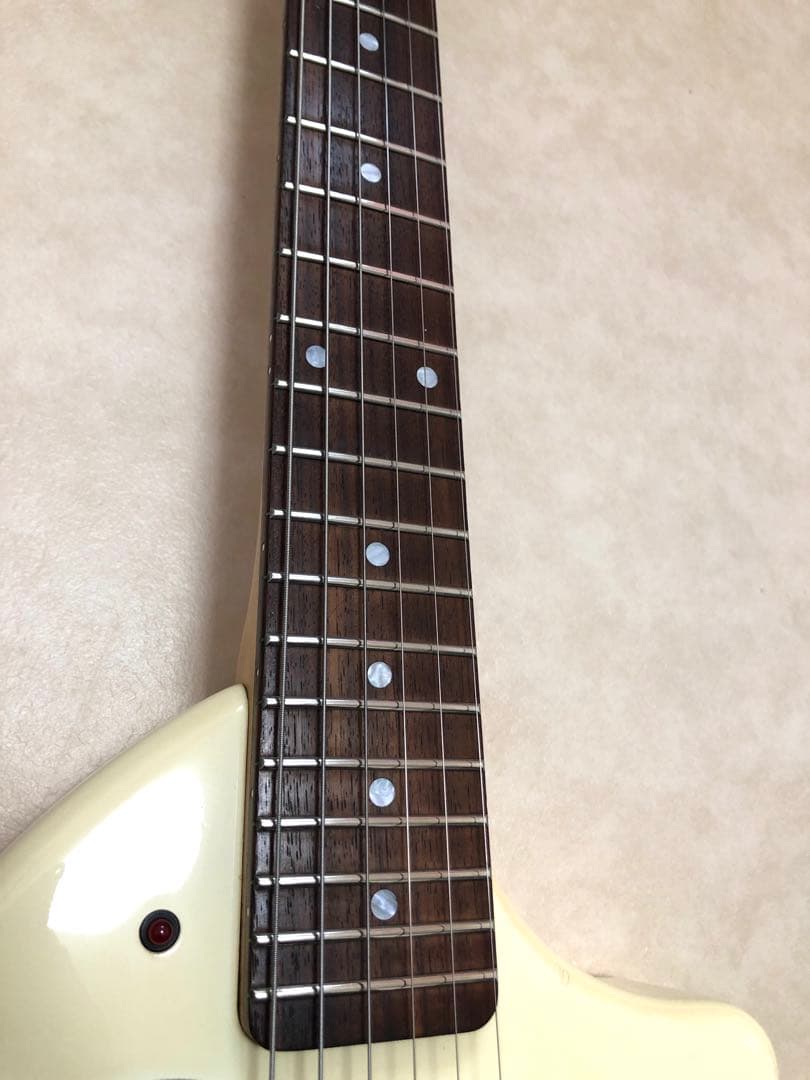 ZO-3C ホワイト アンプ内蔵ミニギター ヘッドフォン端子付き！！