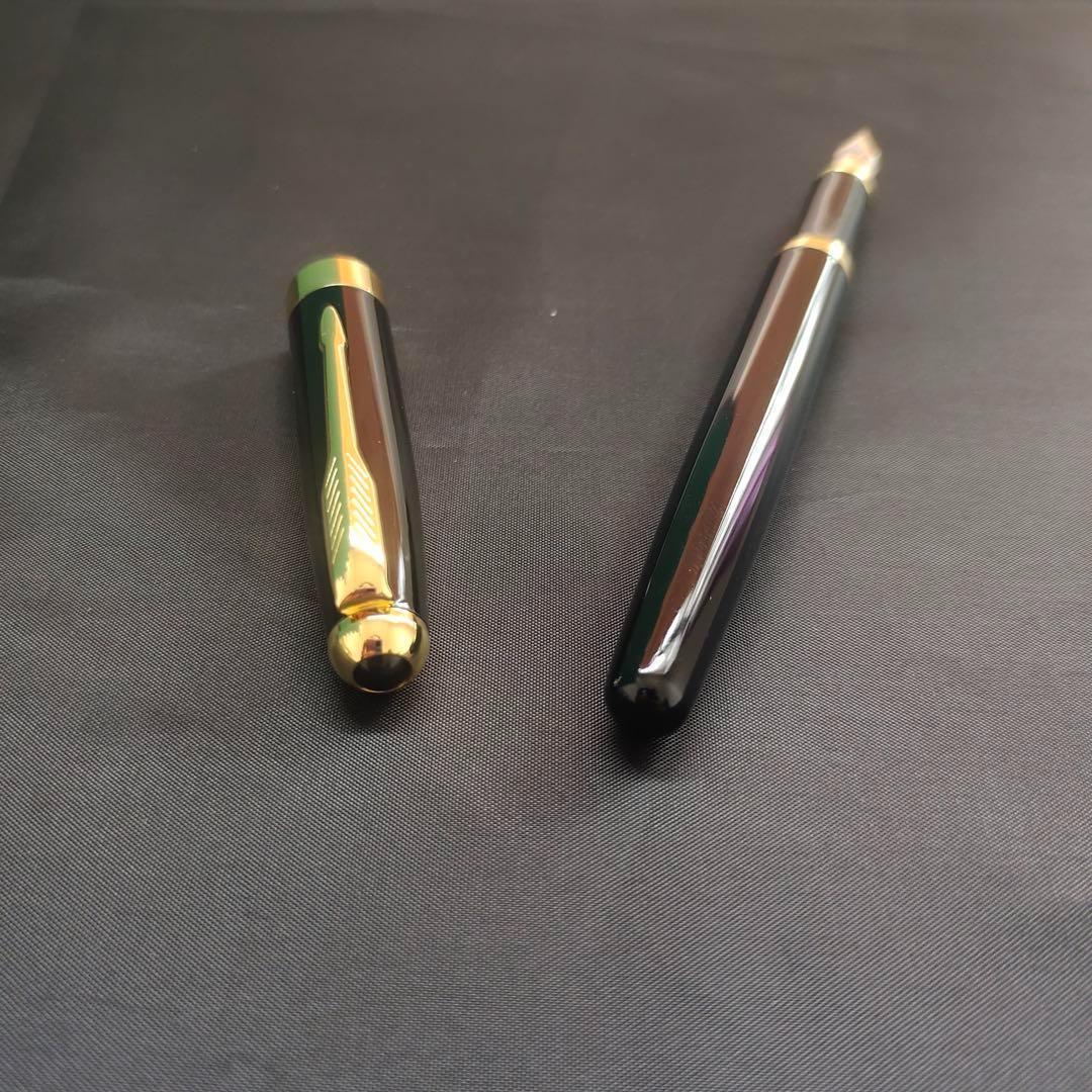 @黒い万年筆 金メッキ装飾 1