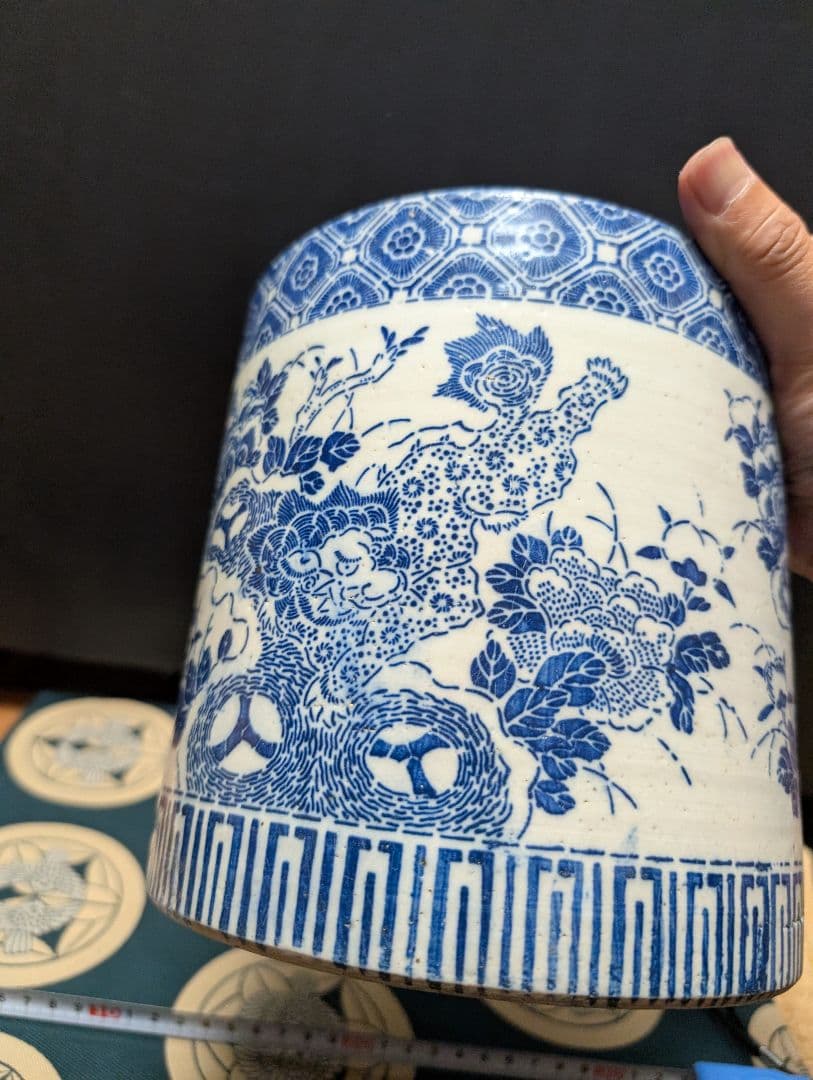 染付青白い花柄の陶器製火鉢アンティック