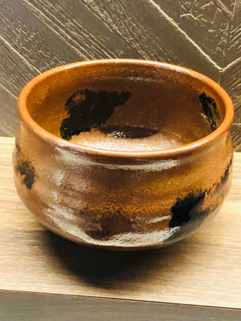 究極の古美術◾️蔵から茶黒のめちゃくちゃ雰囲気のある抹茶茶碗が出て来ました。