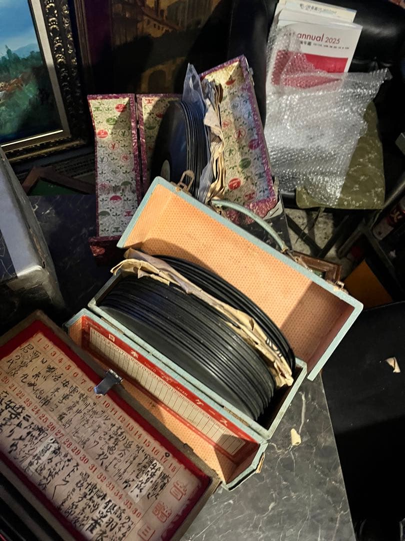 SPレコードが75枚、収納ケースに入ってます 収納ケース付き 歌謡曲、軍歌、浪曲