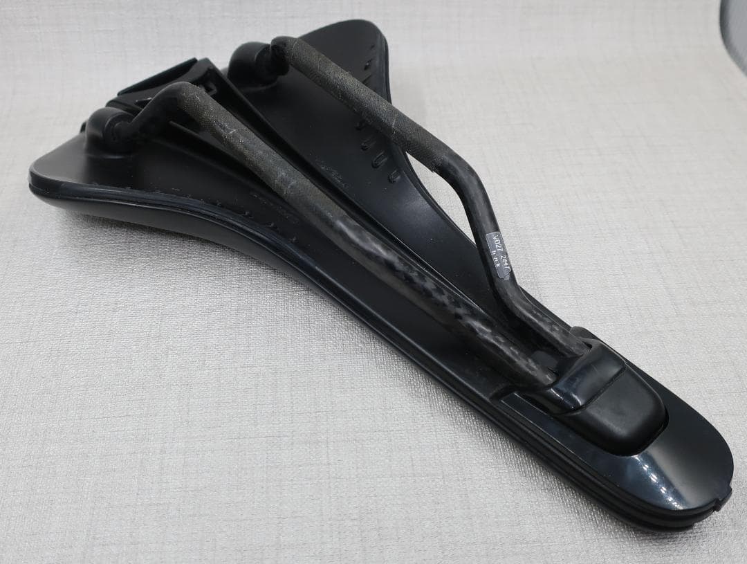 フィジーク Antares R1 Versus Evo サドル LARGE