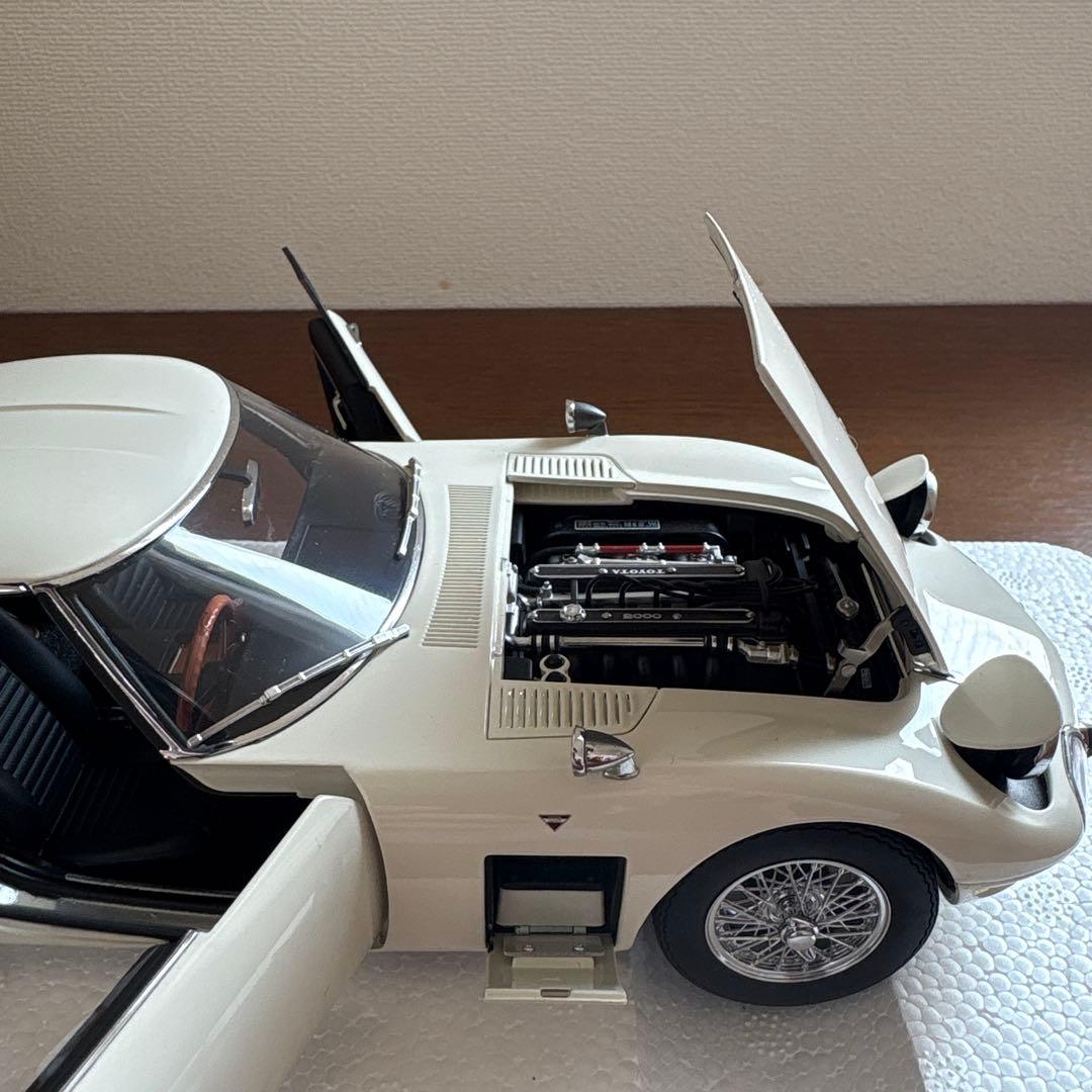 オートアート　トヨタ 2000GT ホワイト 1/18 ミニカー