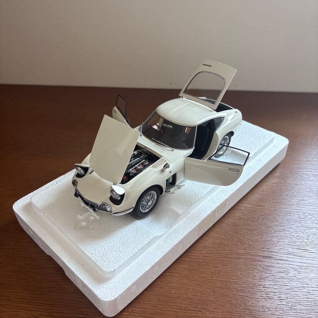オートアート　トヨタ 2000GT ホワイト 1/18 ミニカー