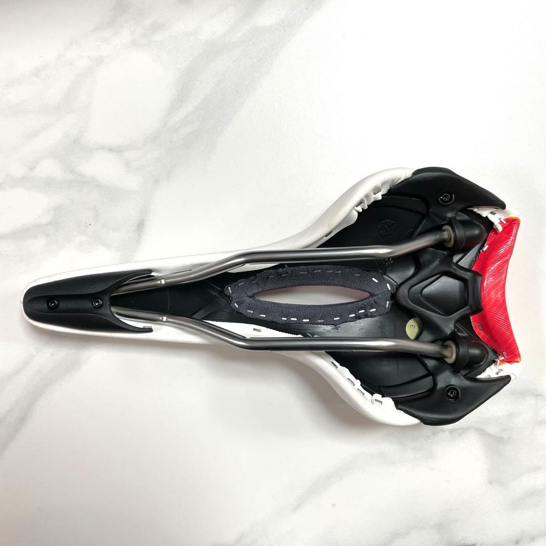 【新品】自転車サドル　MCselle マクセラ　サドル箱入り