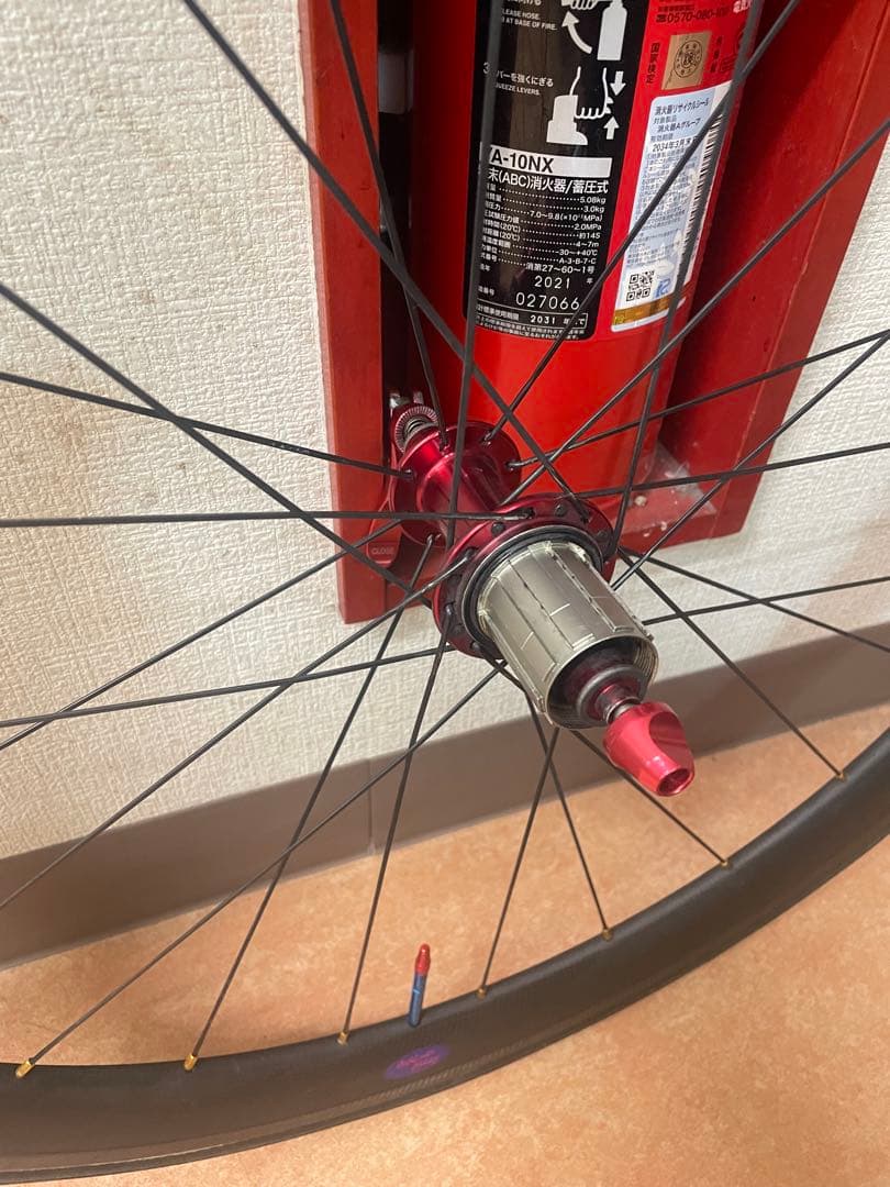 Adi guna 様クリンチャーホイール かボーン黒 赤ハブ
