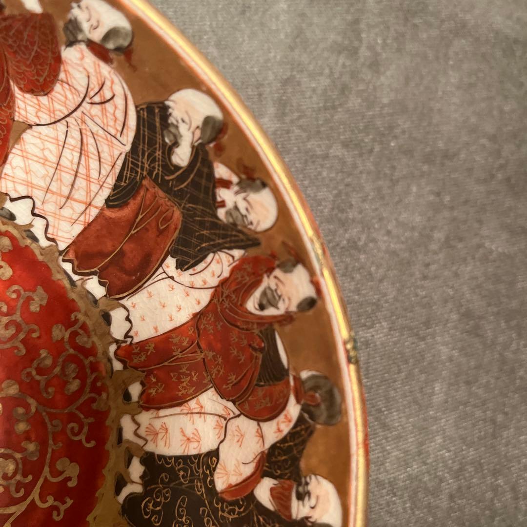 赤地の金装飾陶器皿　中国賢者図