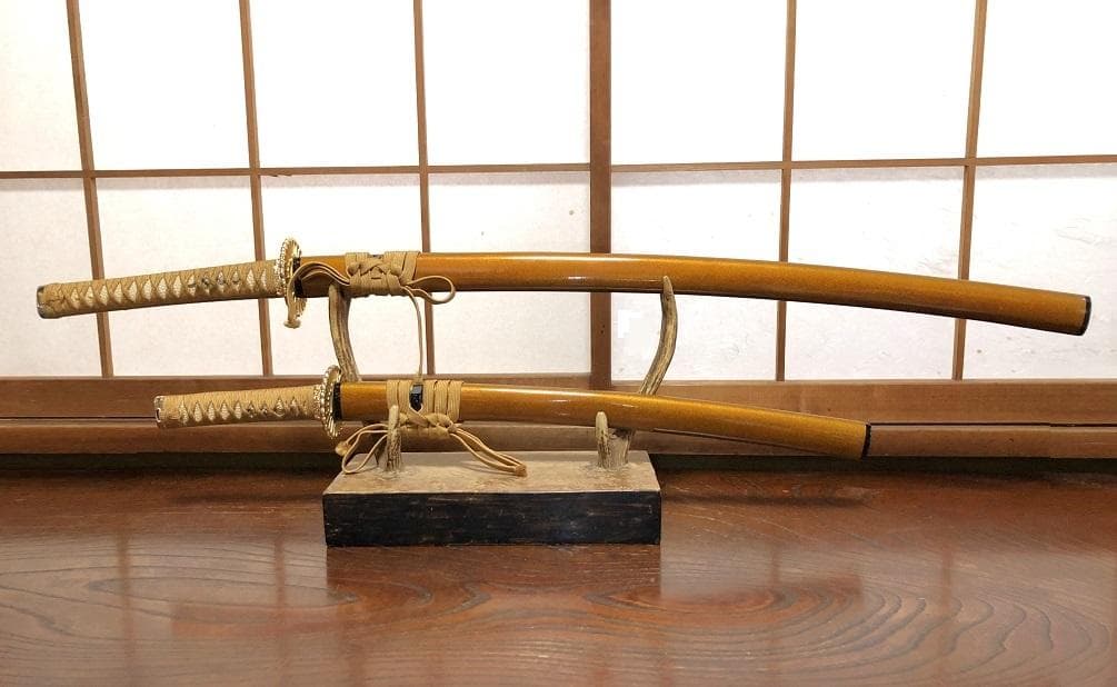 【 大小模造刀 】　大刀）全長104ｃｍ　脇差）全長71ｃｍ