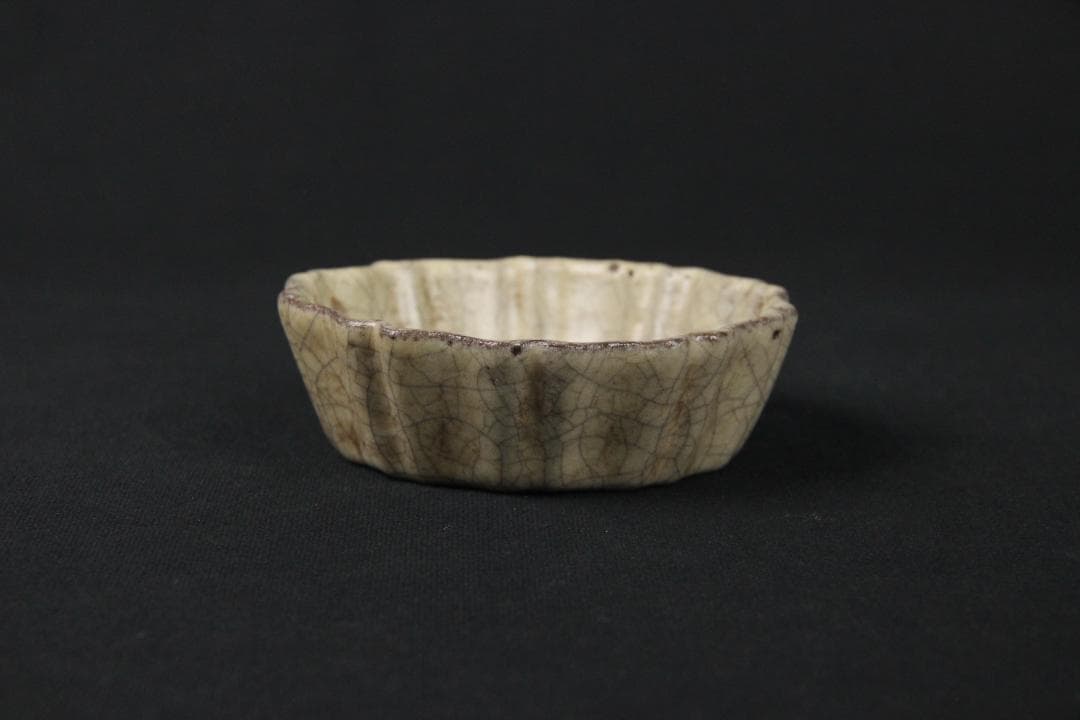 中国美術 開片釉 小皿　近代　哥窯　菱花形　茶道具　小鉢 裂紋釉 EN21-05
