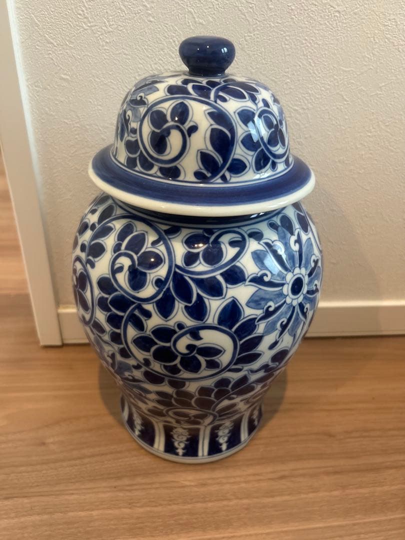 青と白の花柄陶器壺　Thailand