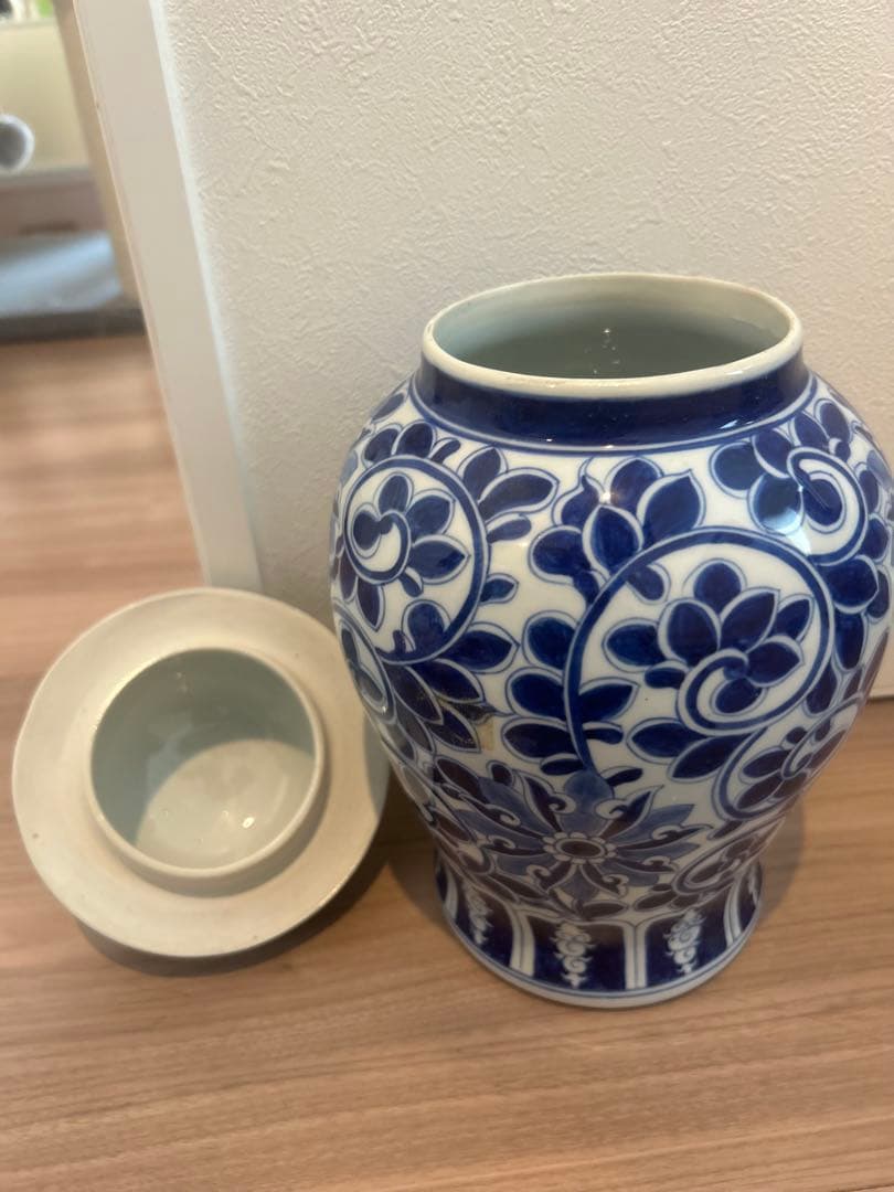 青と白の花柄陶器壺　Thailand