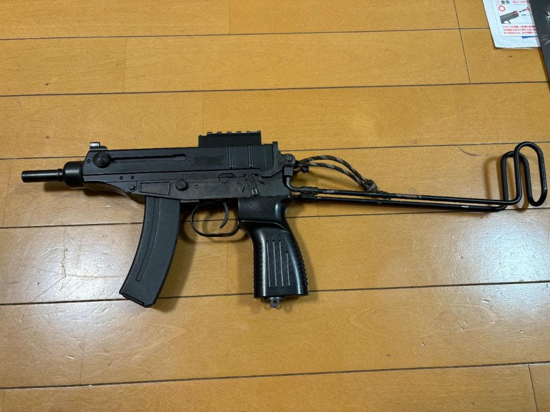 東京マルイ SCORPION VZ61 電動ガン 本体と付属品、バッテリーなど
