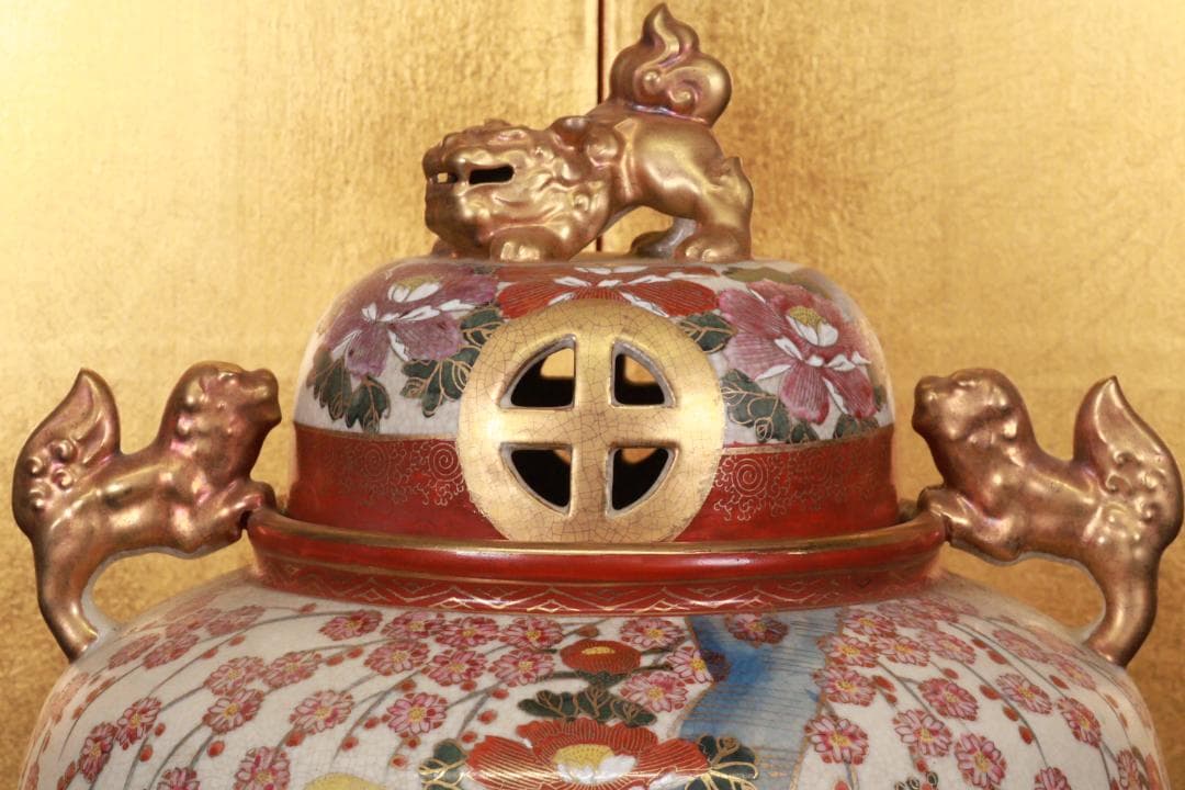 薩摩焼　勇仙作　色絵金彩花鳥図獅子耳　大香炉　高さ45cm BE941