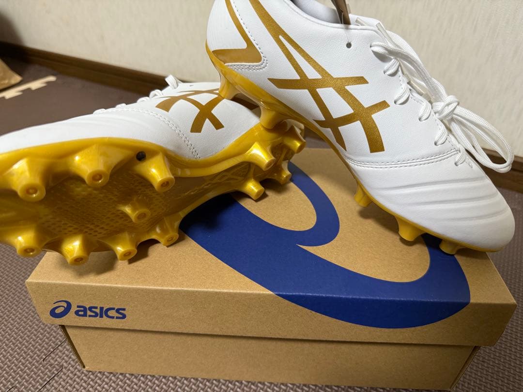 ASICS サッカースパイク ホワイト/リッチゴールド 24.0cm 3E