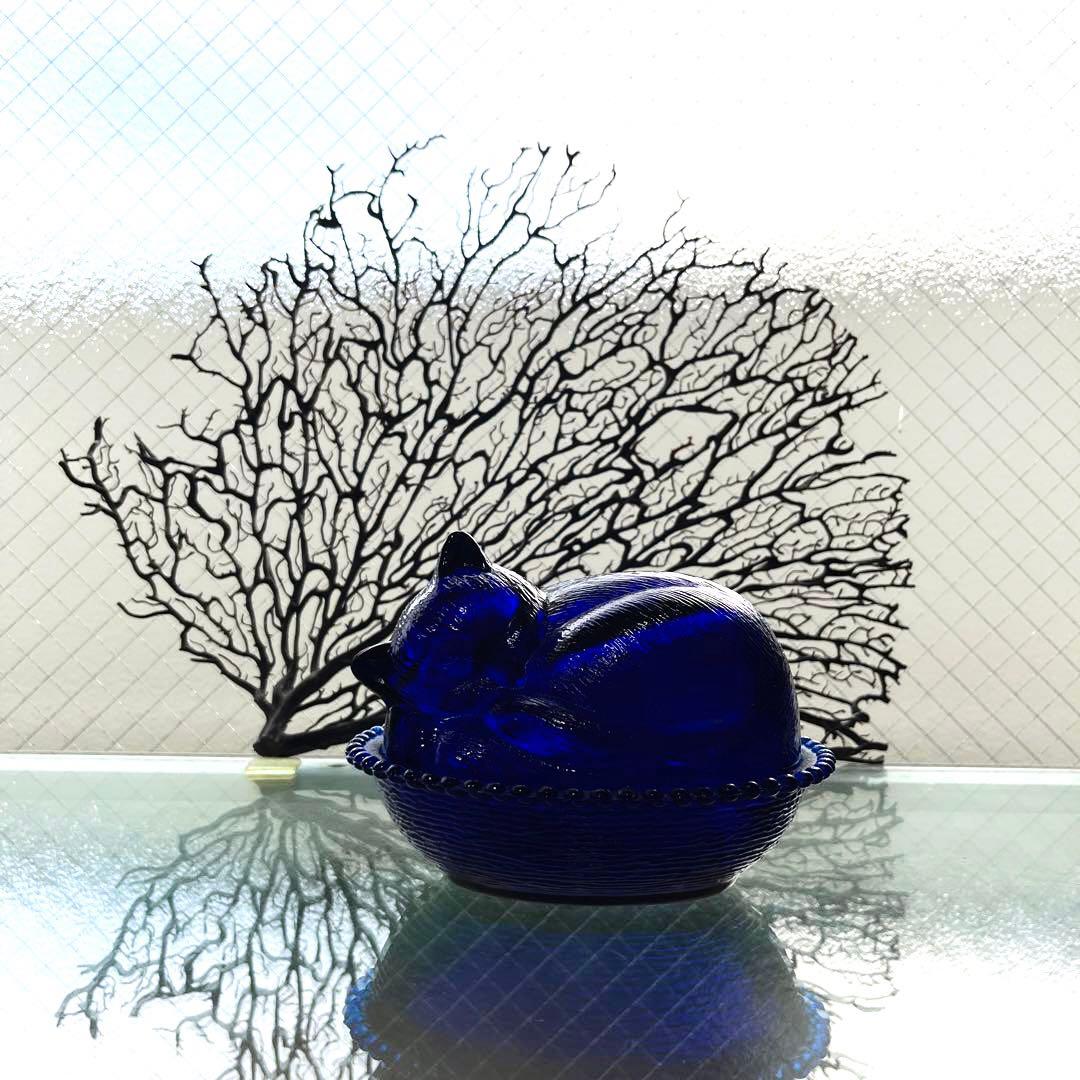 骨董　時代ガラス　希少　瑠璃色ガラス　眠り猫モチーフ　蓋物　菓子瓶　キャニスター