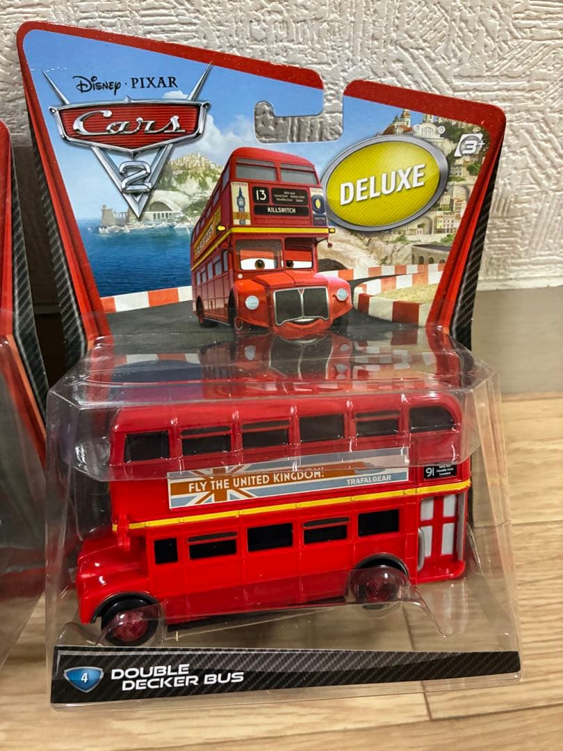 カーズ2 DELUXE ホリー・シフトウェル＆ダブルデッカーバス2点セット