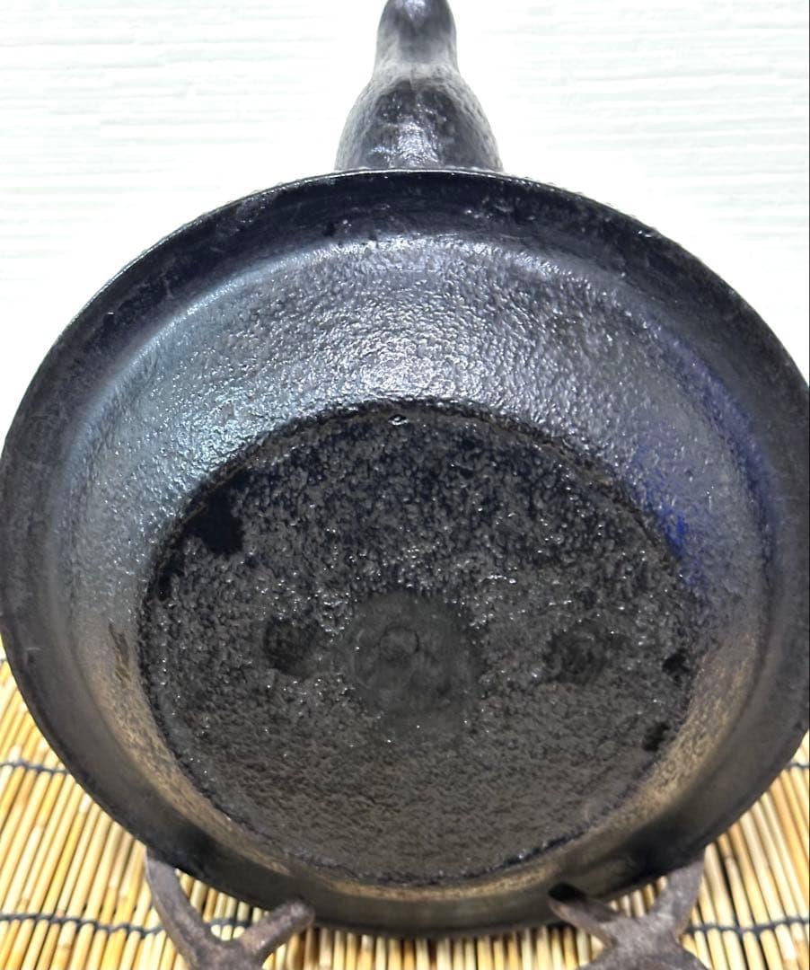 新品、供箱等付属品付　南部岩鋳四代目清末作 　真作保証　１８型アラレ　南部鉄瓶