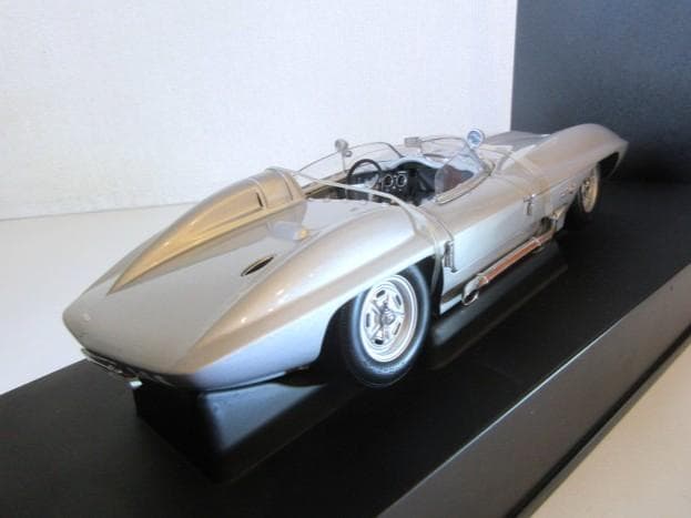 特価 AUTOart (1/18) コルベット Stingray Racer①