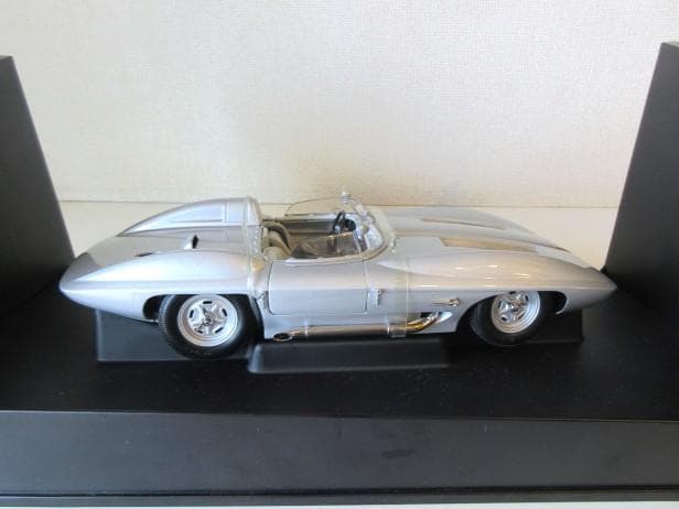 特価 AUTOart (1/18) コルベット Stingray Racer①