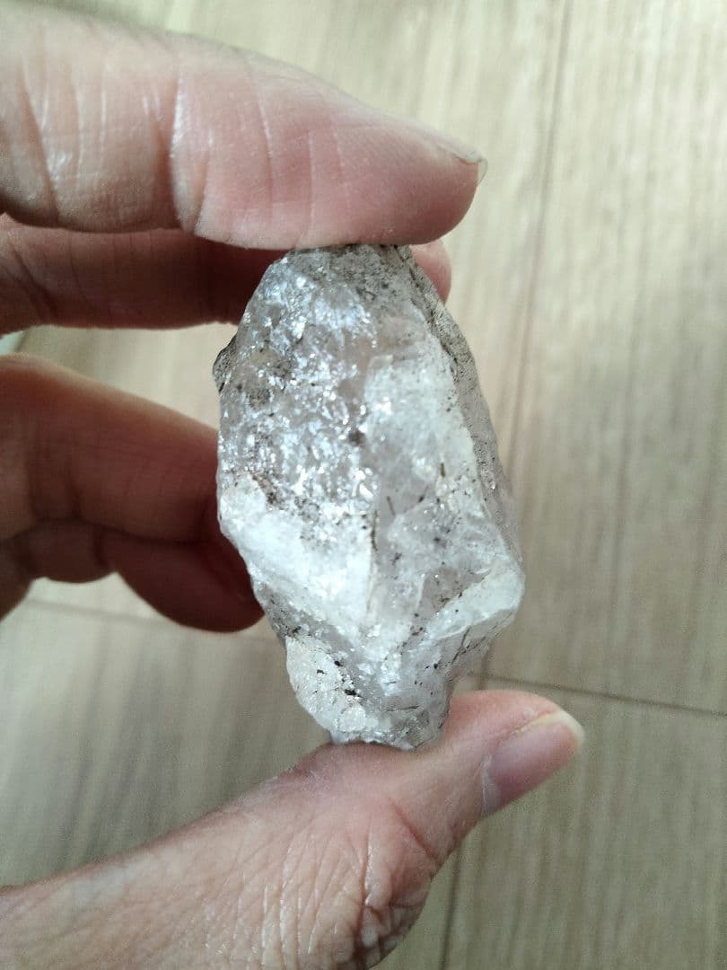 国産鉱物　山梨県　平沢鉱山　天然水晶　　トルマリン入り水晶　31ｇ 番号703