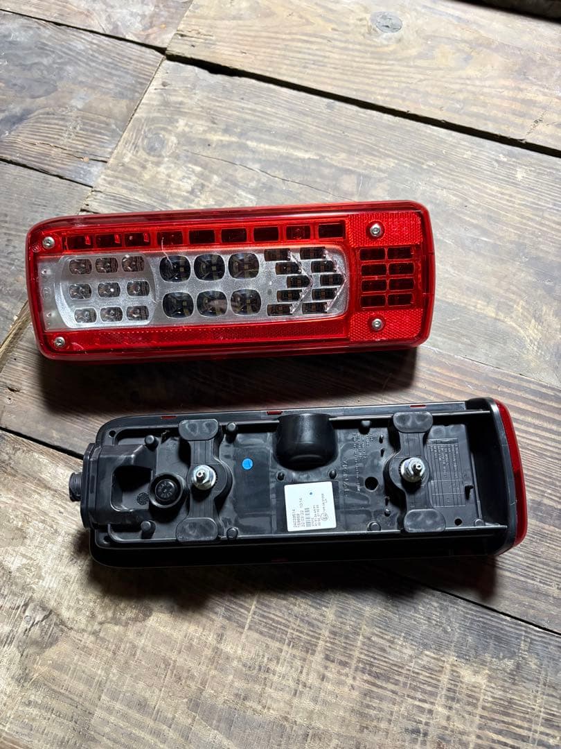 R5年製UD パーフェクトクオン 純正テールランプ