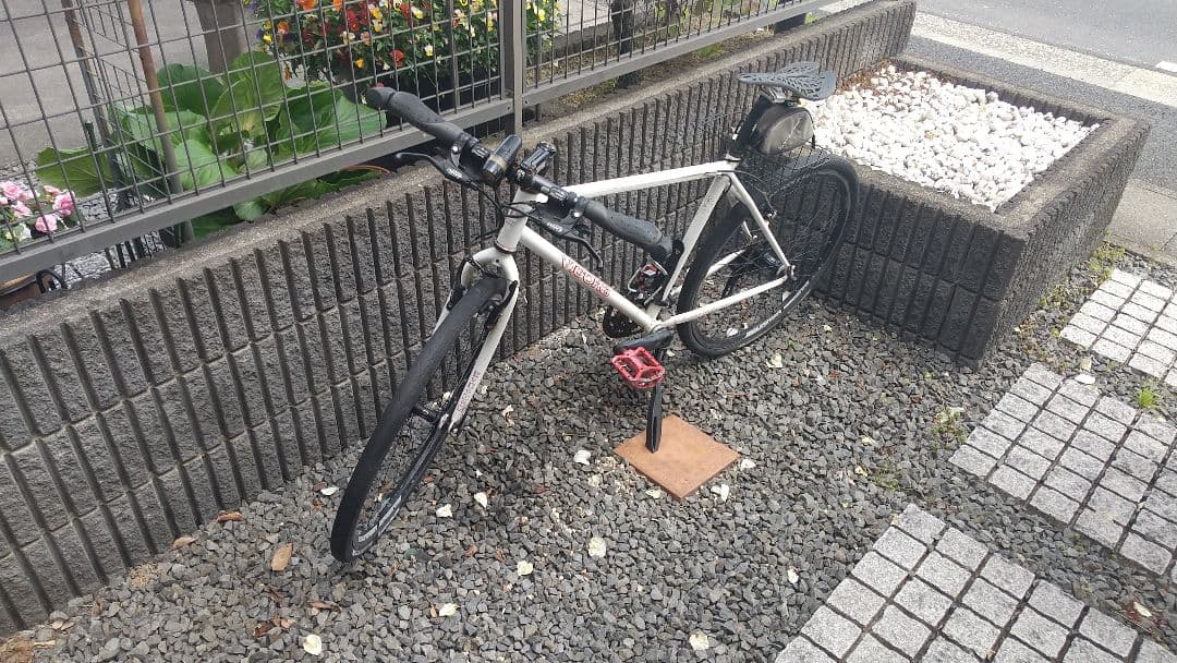 下町育ちさん専用 人気のビゴーレ。 ホワイト クロスバイク 赤色ペダル付き