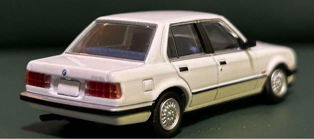 トミカリミテッドヴィンテージネオ  325i 4ドア 白
