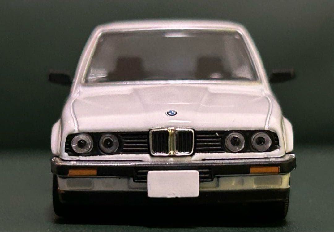 トミカリミテッドヴィンテージネオ  325i 4ドア 白