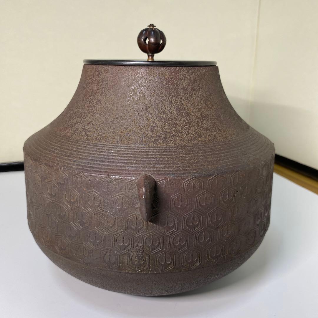 【茶道具】金森紹栄造　亀甲鶴文独楽釜　風炉用　（共箱）