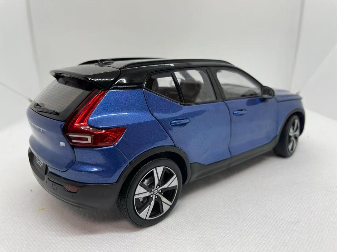 105-029 1/18 ボルボ VOLVO XC40 ブルー