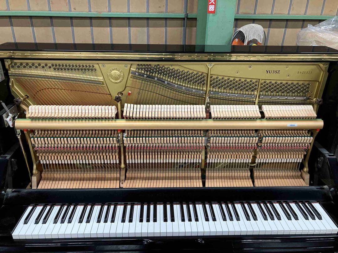 ヤマハ純正消音機能付ヤマハピアノ。 地域限定で送料無料。調律、クリーニング済。