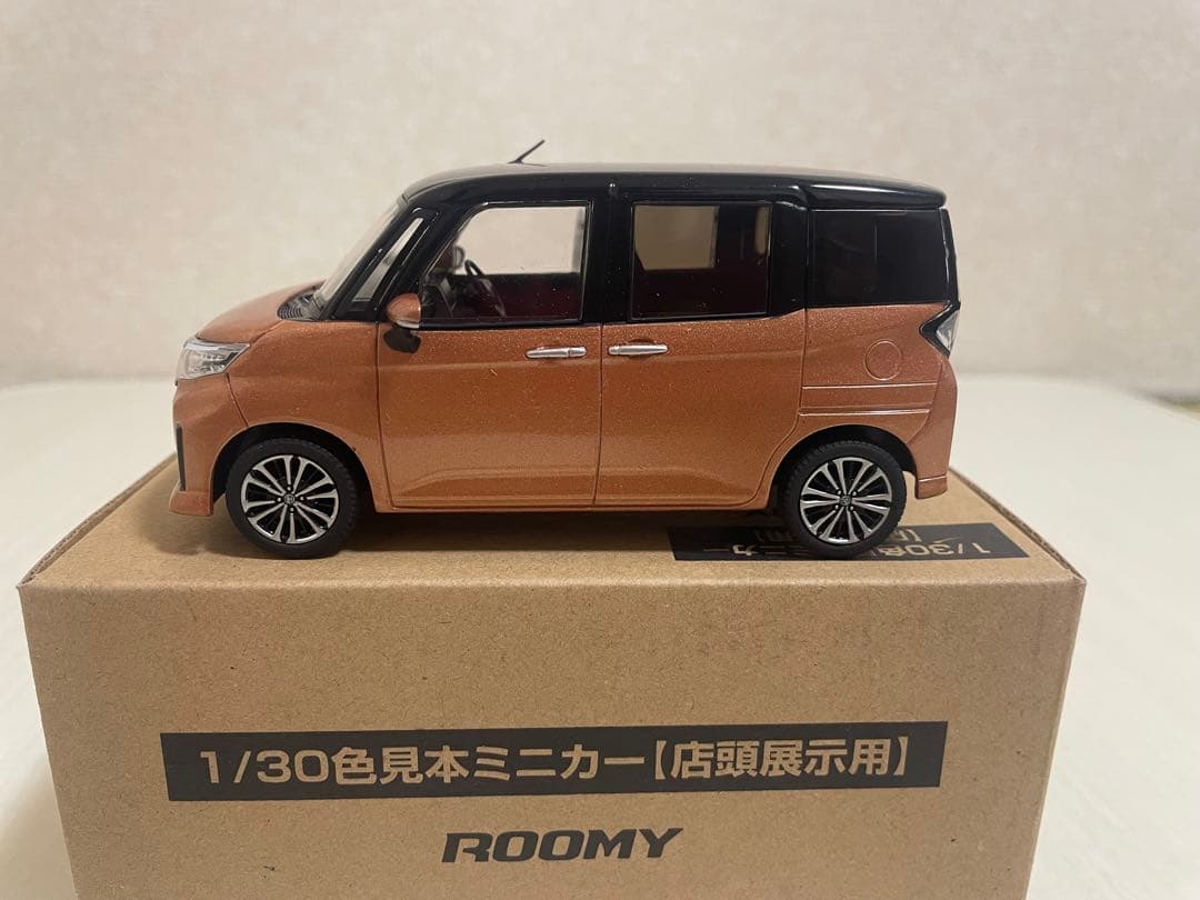トヨタ ルーミー 1/30スケールミニカー オレンジ