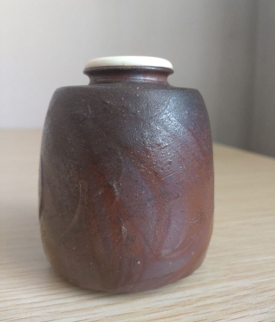 【窯変】伊勢崎卓　肩衝茶入　牙蓋　大海茶入　焼き締め　灰被り　徳利　古備前