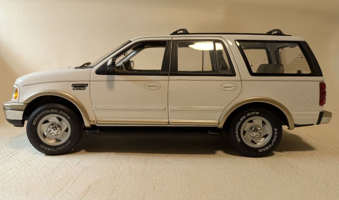 1/18 Ford エクスペディション（UTモデル製）