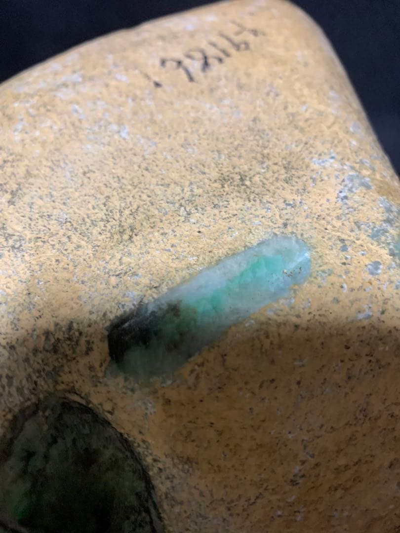天然翡翠原石（高品質緑色）黒檀木台座付き