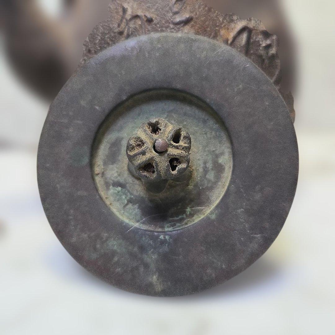 伝統的な鉄製茶釜 漢字彫刻