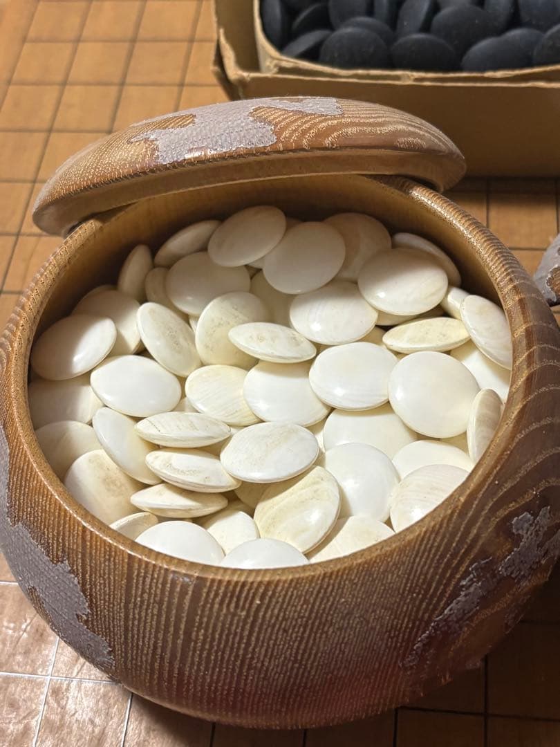 囲碁盤と碁石セット　脚付き　ヘソあり　アンティーク