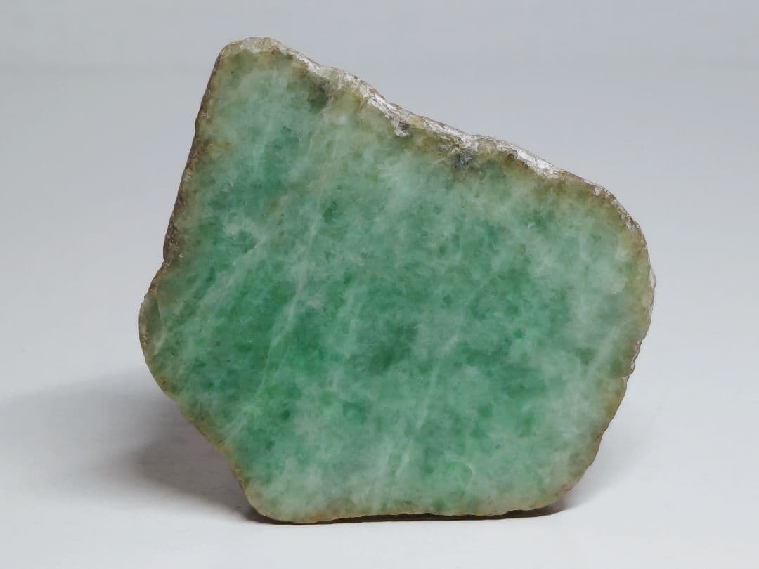 鮮緑 180g 翡翠 ヒスイ 原石 鑑賞石 自然石 誕生石 鉱物 鉱石 水石