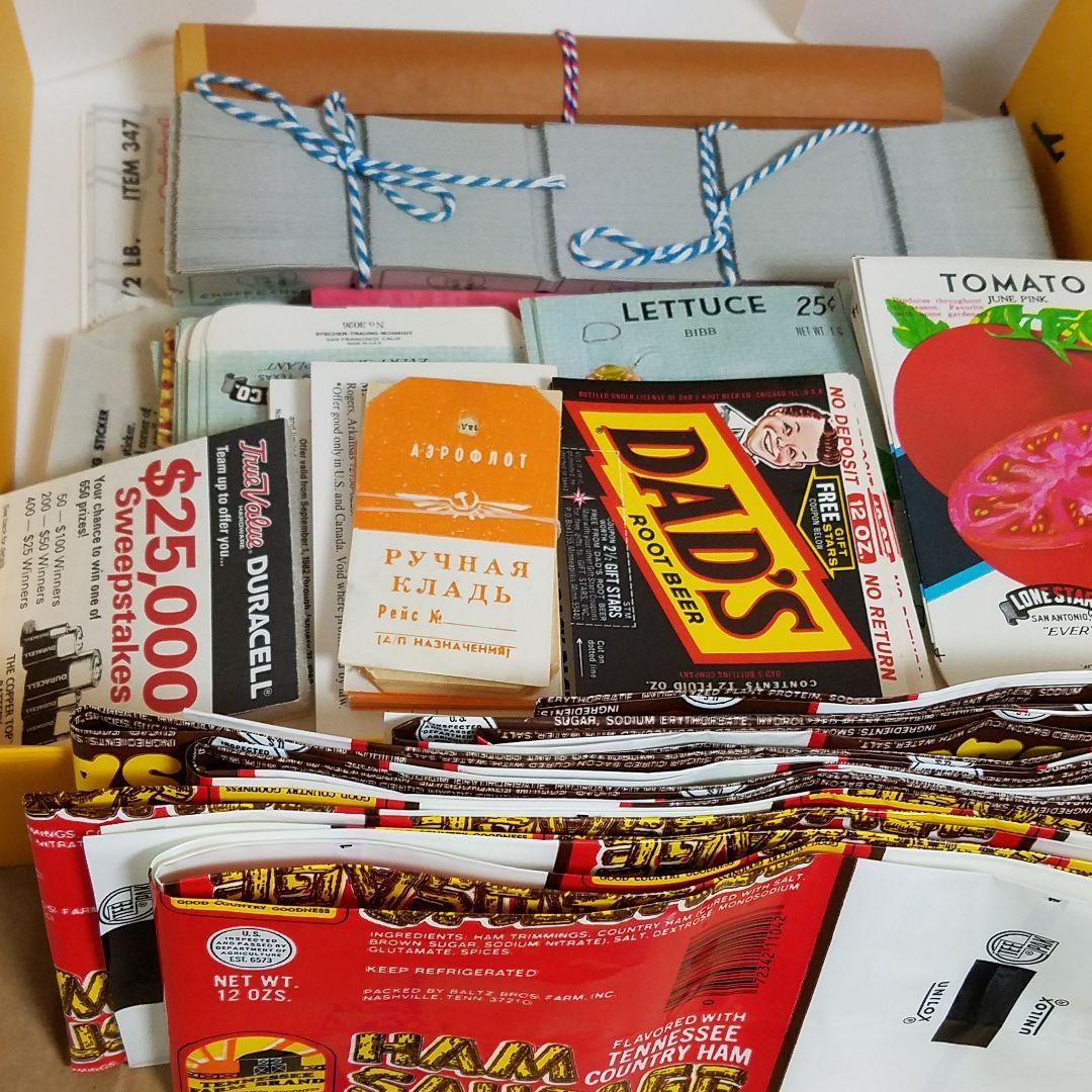紙ものを詰め合わせた黄色い箱