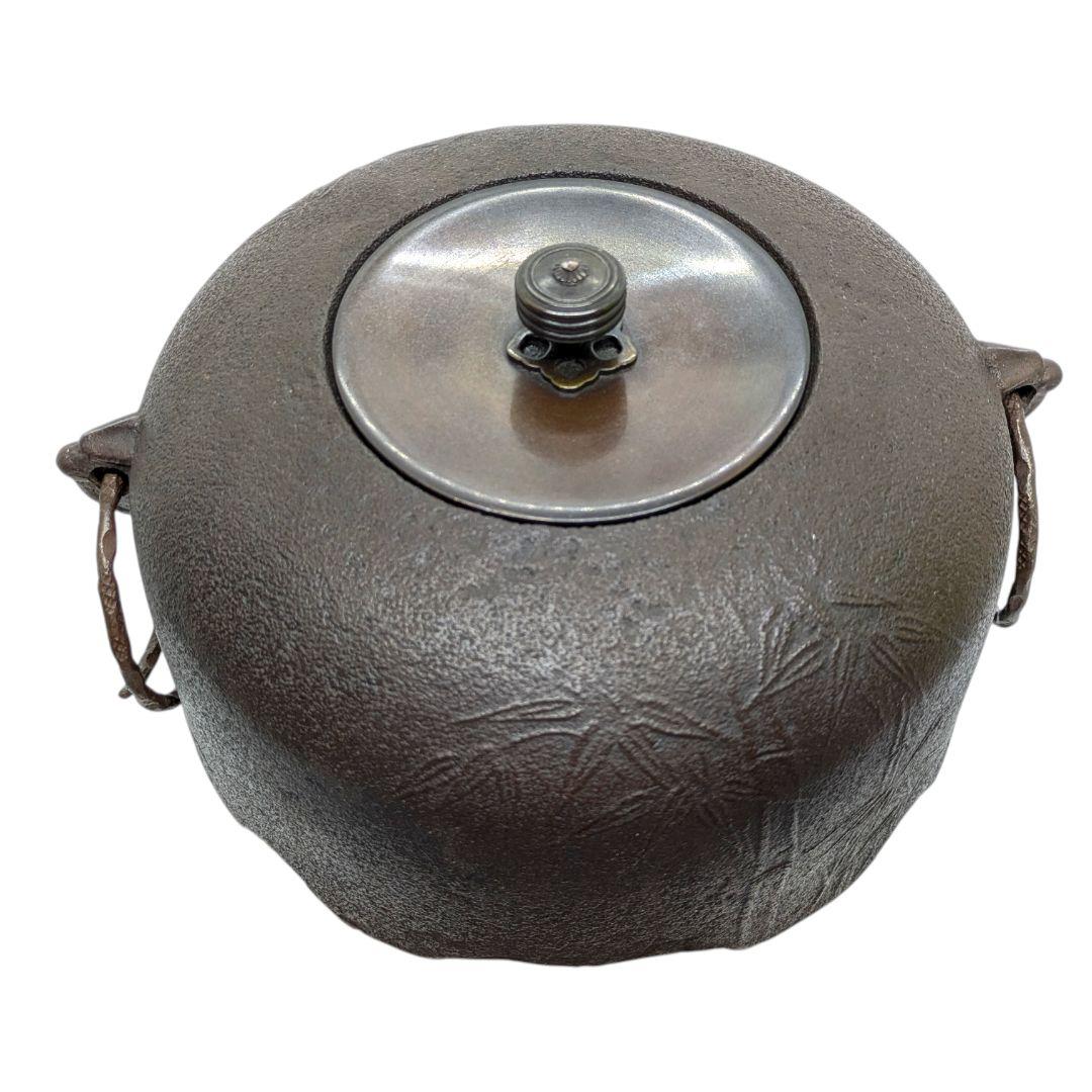 竹地紋と尾垂の風合いが美しい、わびさび感じる茶釜。